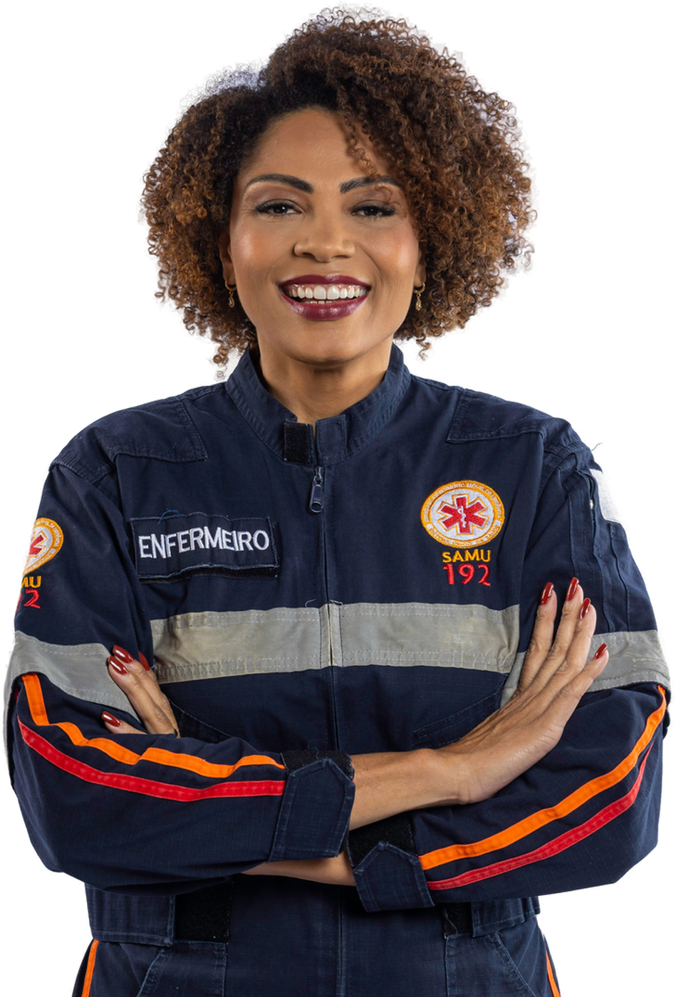 Erika com a farda do SAMU, de braços cruzados e sorrindo